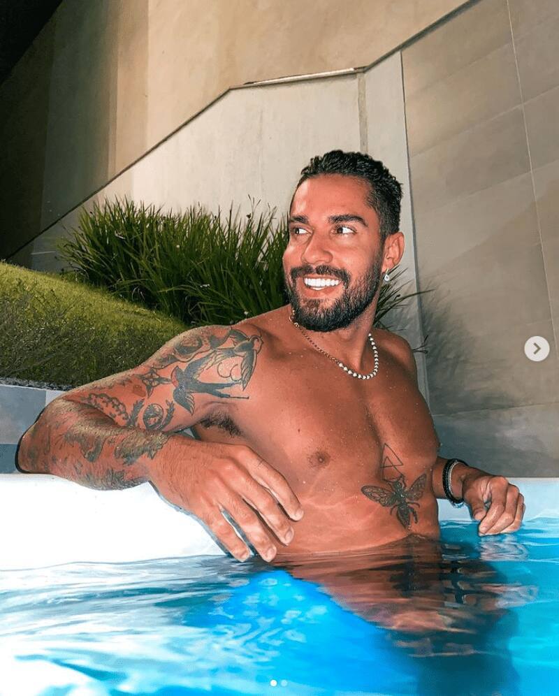 Bil Araújo exibe corpão malhado durante banho de piscina: ''Coração até erra a batida''