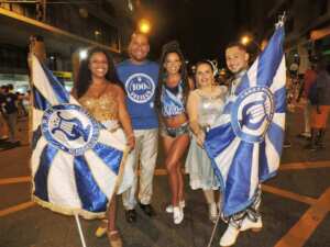 Malu Torres exibe samba no pé e carisma em ensaio de rua do Sossego