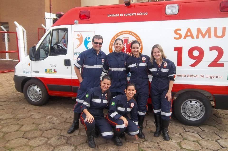 Dr. Rogério Welbert Ribeiro ao lado de sua equipe do SAMU de Franca - Foto: Acervo Pessoal