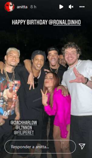 Anitta curte festa de Ronaldinho Gaúcho com o ex-jogador e rappers