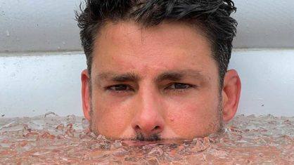 Cauã Reymond posta foto em banheira de gelo e fãs reagem: ‘Geladinho’