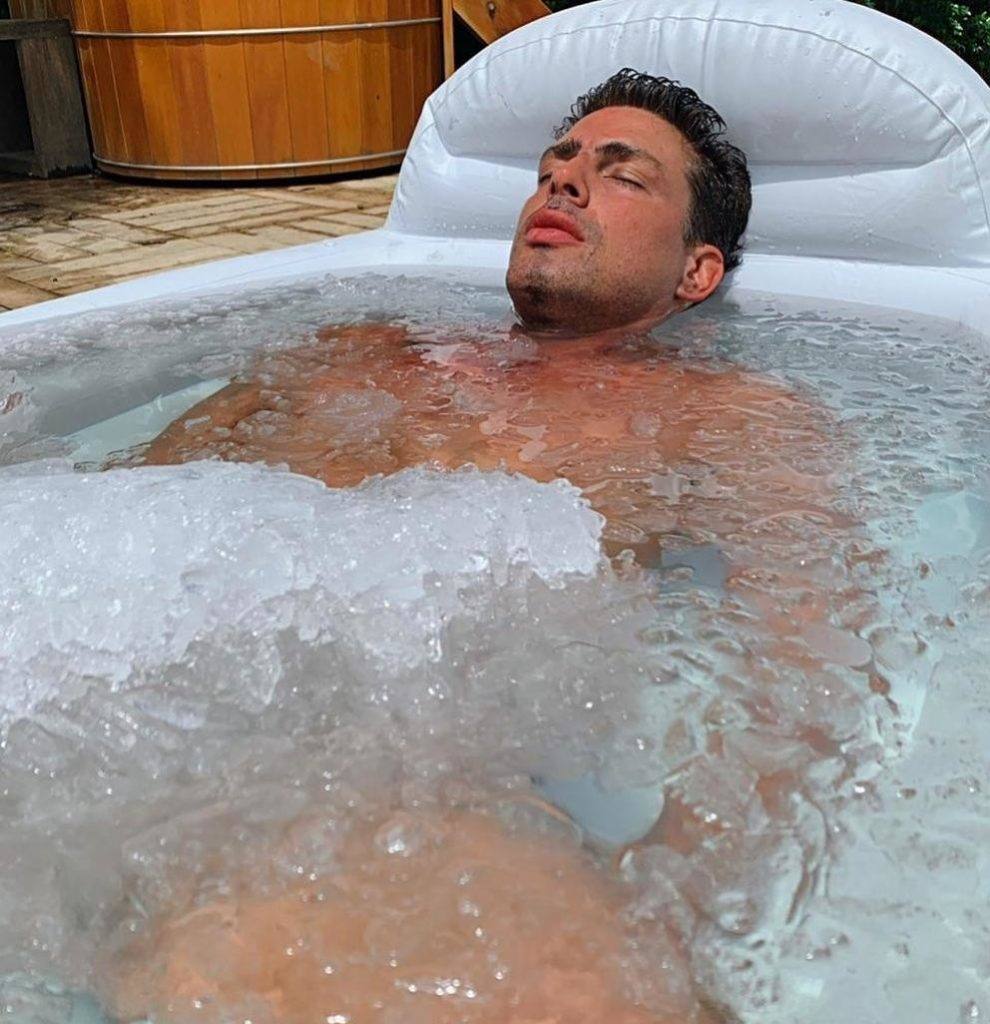 Cauã Reymond posta foto em banheira de gelo e fãs reagem: ‘Geladinho’