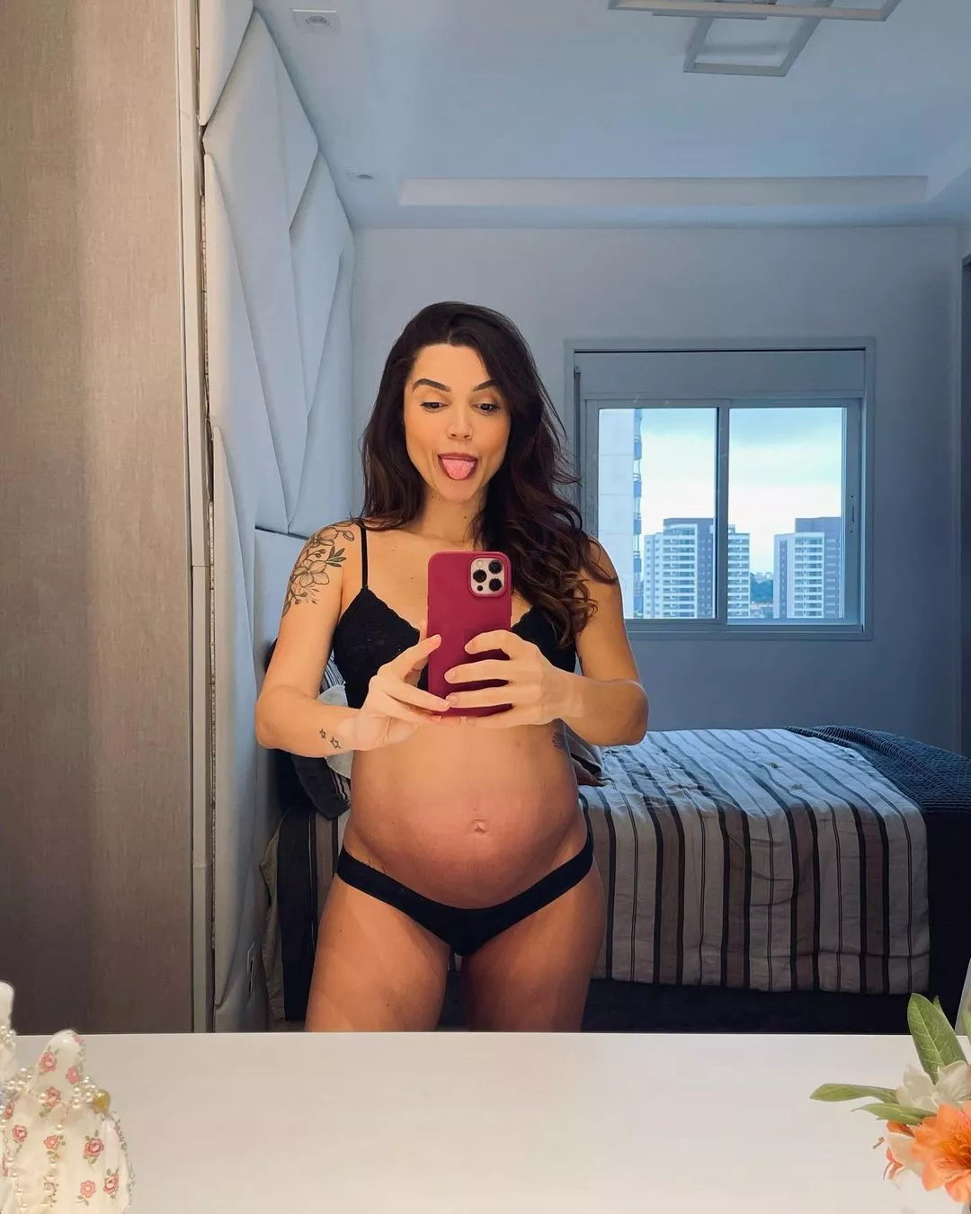 Grávida, ex-BBB Paula Amorim mostra barrigão do primeiro filho -  Foto: Acervo Pessoal / Instagram