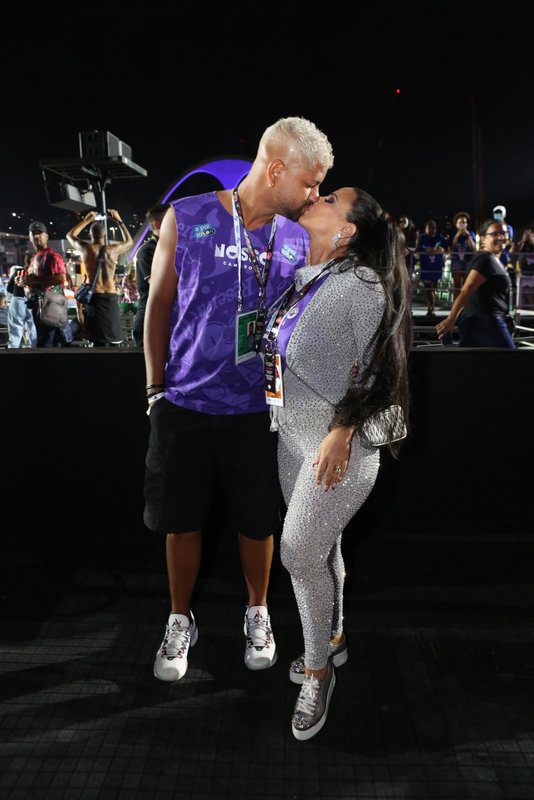 Grávida, Viviane Araújo troca beijos com marido ao assistir desfiles - Credito: RT Fotografias - Lucas / Reginaldo Teixeira