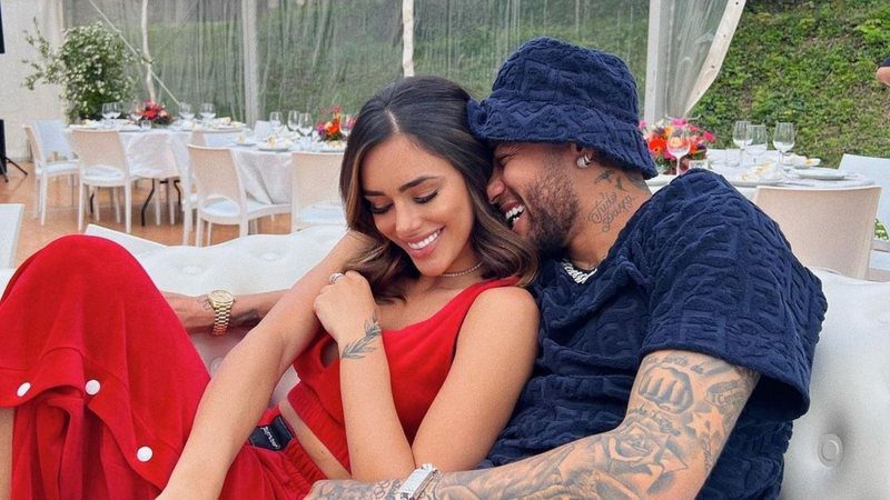 Neymar Jr. surge coladinho em clique ao lado da namorada Bruna Biancardi: 