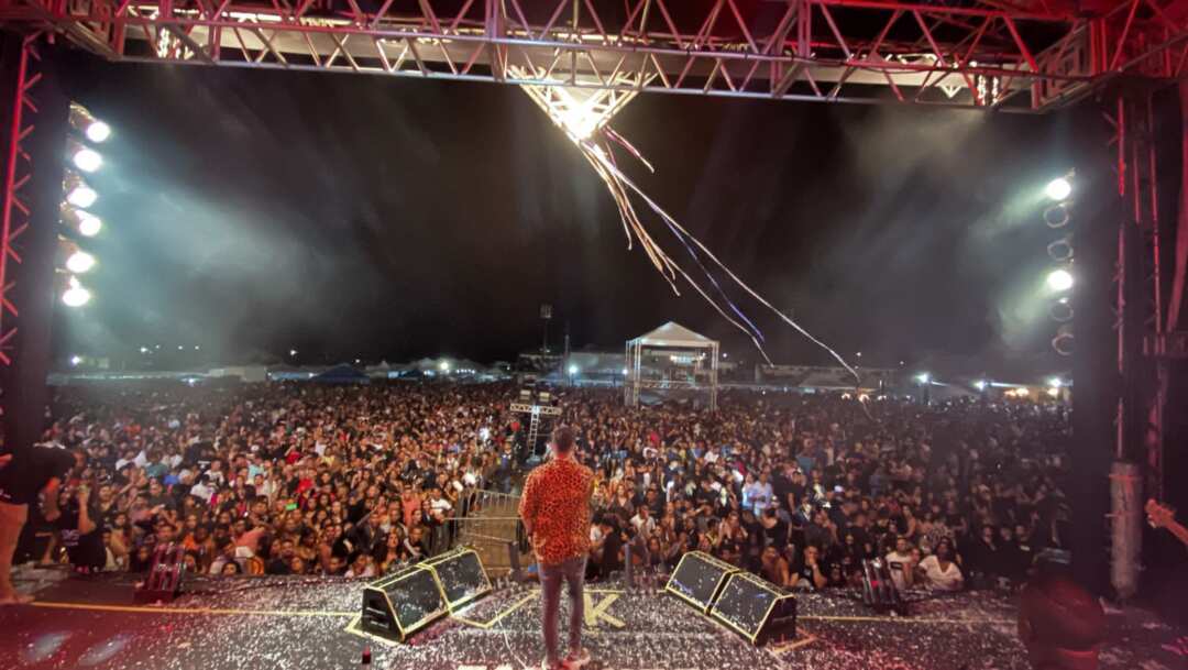 Gusttavo Lima “invade” palco de Kart Love, surpreende cantor, promove dueto e emociona todo o público