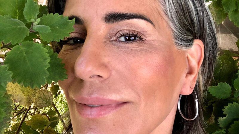 Gloria Pires surge deslumbrante ao renovar o bronzeado: ''Beleza brasileira''