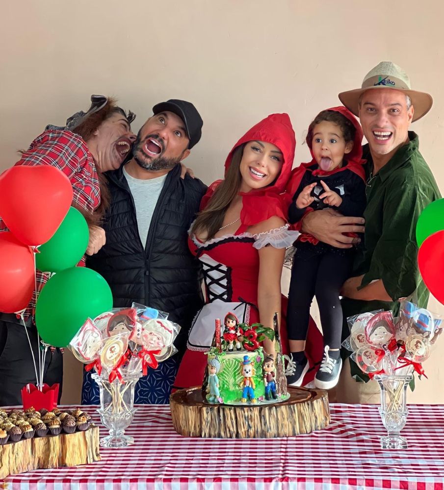 Deia Cypri e o cantor Edson, celebram o aniversário da filha Bella - Foto: Divulgação