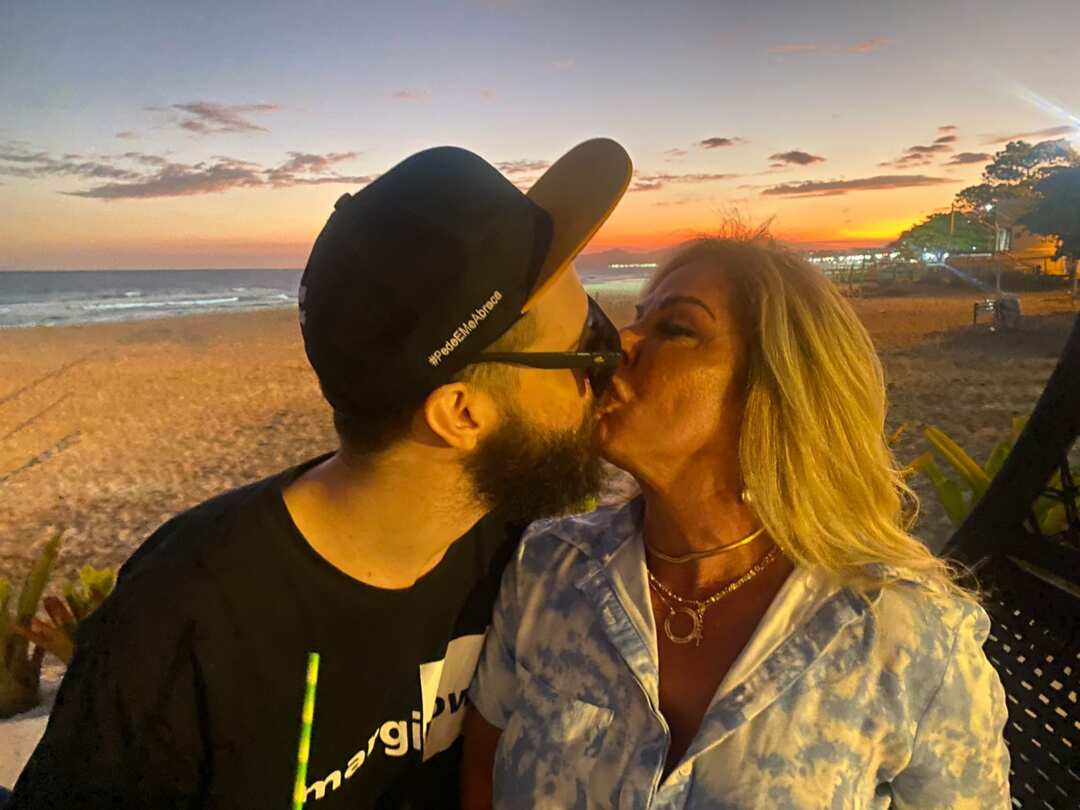 Rosana Menezes curte pôr do sol com namorado: 'te amo'