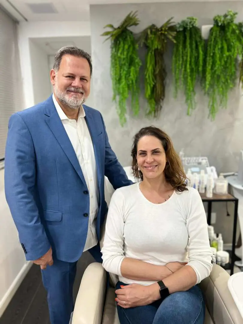 Ex-Masterchef Aritana Maroni, Nota Calvície E Busca Por Tratamento Capilar Com Dr. Alvaro Tulio Fortes 5 Dr. Alvaro Tulio Fortes E Aritana Maroni - Foto Kauan Forte / Renato Cipriano - Divulgação