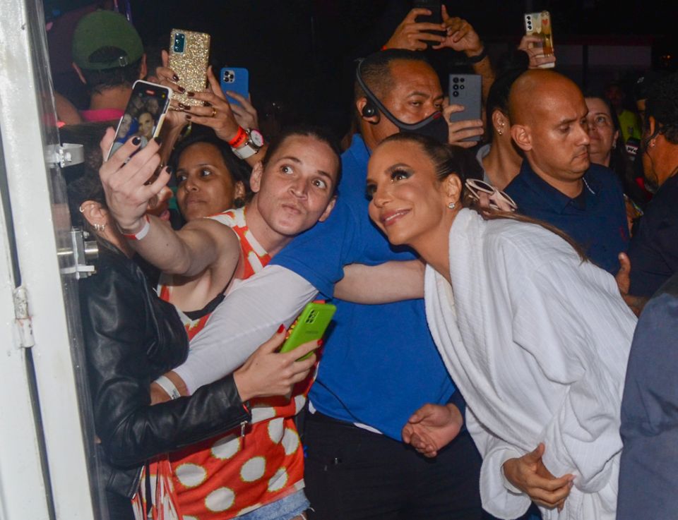 Ivete Sangalo atendendo os fãs antes do show - Foto: Araujo / Azzi Agency 