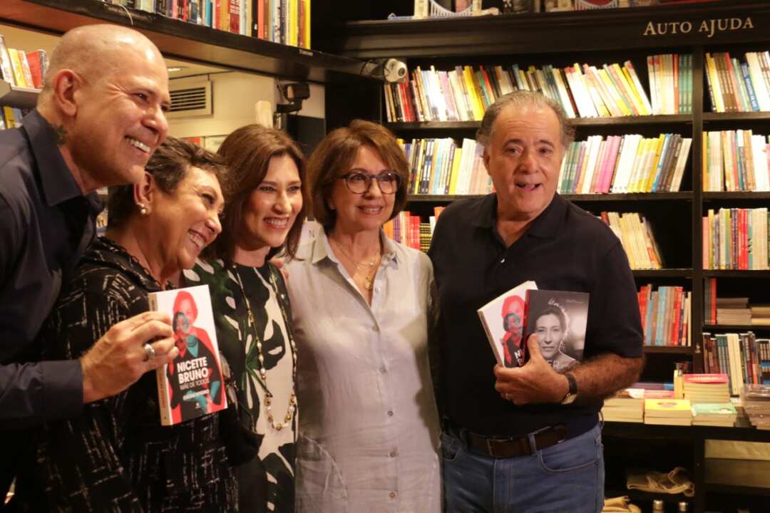 Celebridades prestigiam Beth Goulart e Cacau Hygino em lançamento de livros sobre a atriz Nicette Bruno - Foto: Jan Sen / Divulgação