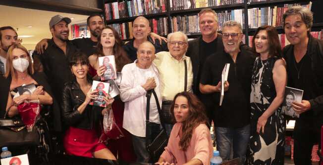 Celebridades prestigiam Beth Goulart e Cacau Hygino em lançamento de livros sobre a atriz Nicette Bruno - Foto: Jan Sen / Divulgação