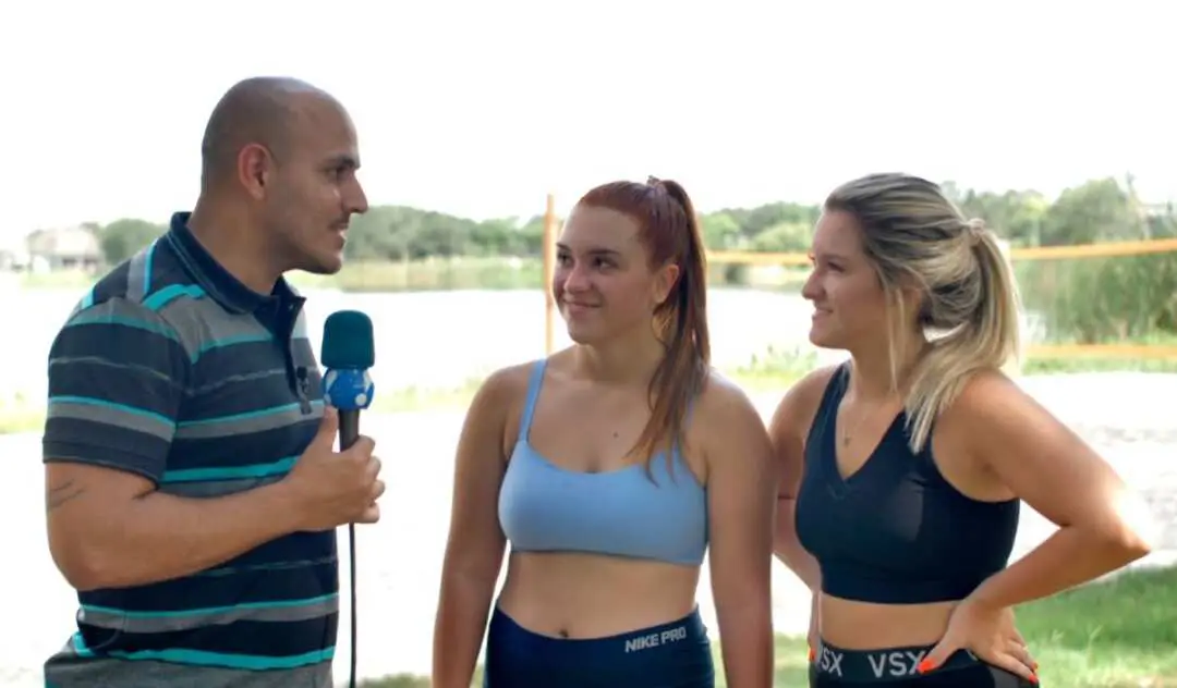 Filhas De Gugu Liberato Falam Sobre Incentivos Do Pai Quando Estavam Em Quadra 2 Marina E Sofia Liberato Com O Repórter Eliseu Caetano Do Programa Galera Esporte Clube - Credito Da Foto: Divulgação - Redetv!