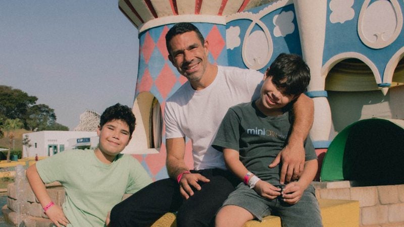 Ex-marido de Wanessa Camargo, Marcus Buaiz curte o dia com os filhos no Hopi Hari - Fotos: Hariel / TBStudios