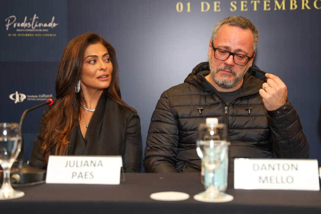 Juliana Paes e Danton Mello choram durante a coletiva de imprensa do filme 