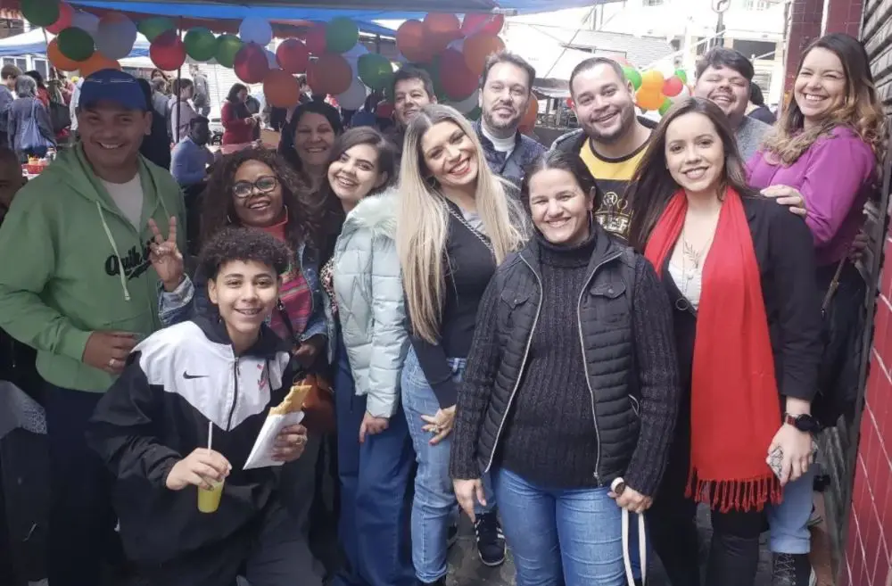 Adryana Ribeiro Promove Encontro Com Fãs Em Barraca De Pastel No Centro Da Cidade De Sp 2 Adryana Ribeiro No #Batpastel - Foto: Divulgação