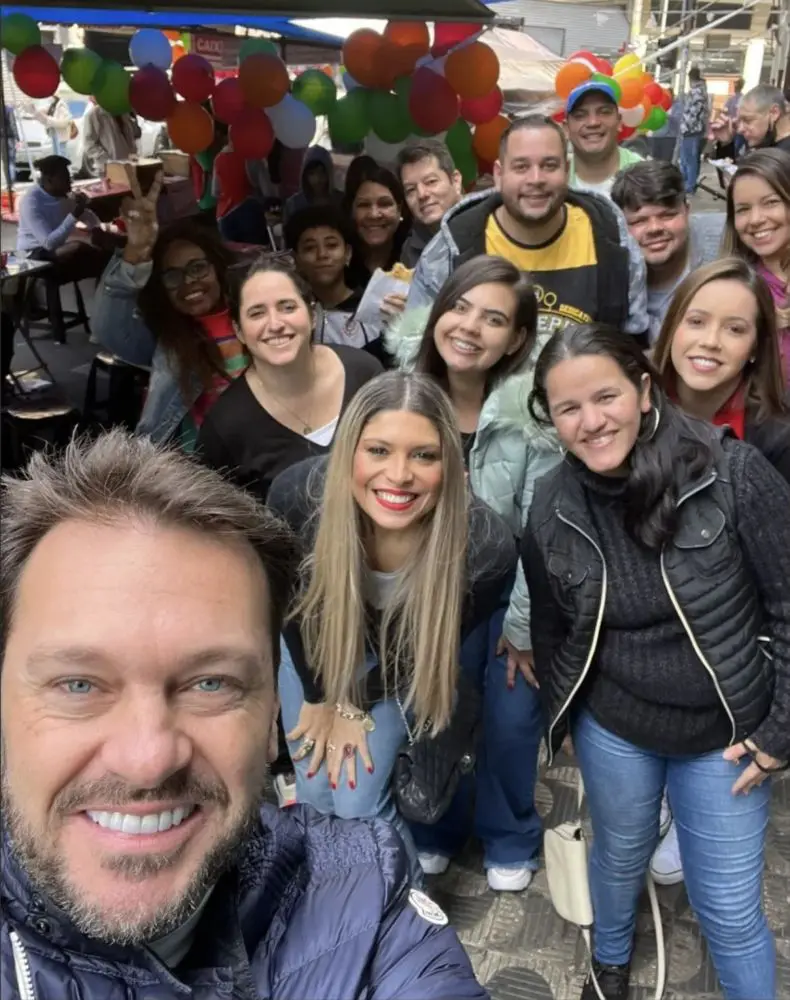 Adryana Ribeiro Promove Encontro Com Fãs Em Barraca De Pastel No Centro Da Cidade De Sp 3 Adryana Ribeiro No #Batpastel - Foto: Divulgação