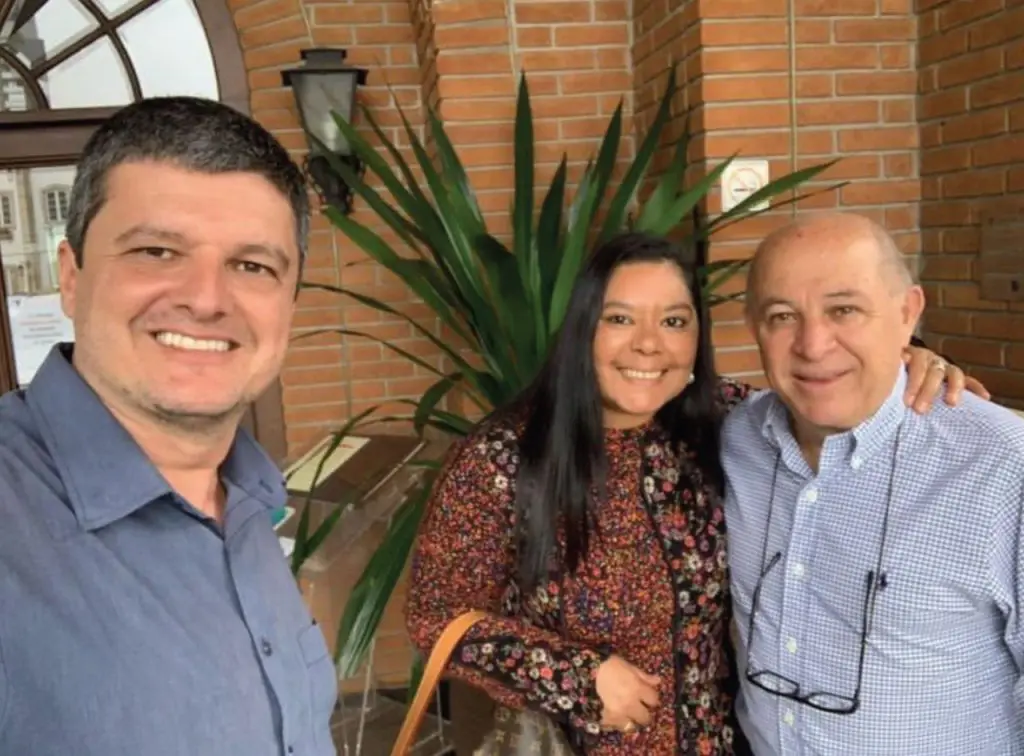 Produtos Da American Foods Inc. Poderão Ser Saboreados Na Festa Do Peão De Barretos 2022 2 A Representante Da American Foods Inc. Na América Latina, Ceo – Chief Executive Officer, Sandra Lima Com O Presidente Do Clube Os Independentes, Jeronimo Muzeti, E O Diretor Adjunto De Marketing, Nivaldo Junior.