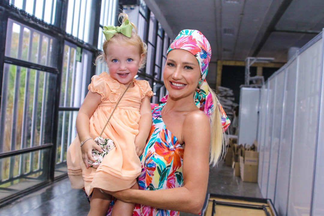 Ana Paula Siebert posa para fotos ao lado da filha Vick em bastidores de desfile - Fotos: Thiago Duran/BrazilNews 