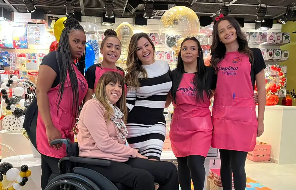 Empresária Lays Reze Inaugura No Morumbi Shopping A Loja 'Empório By Festas' 2 Lays Reze, Tânia Oliveira E Equipe Da Loja Empório By Festas - Foto: Divulgação