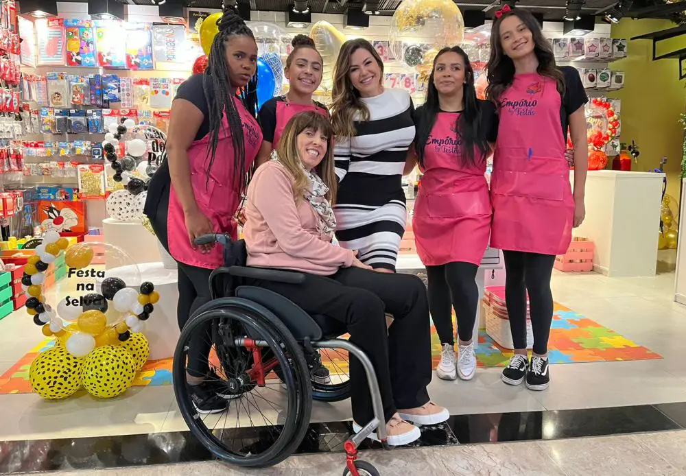 Empresária Lays Reze Inaugura No Morumbi Shopping A Loja 'Empório By Festas' 4 Lays Reze, Tânia Oliveira E Equipe Da Loja Empório By Festas - Foto: Divulgação