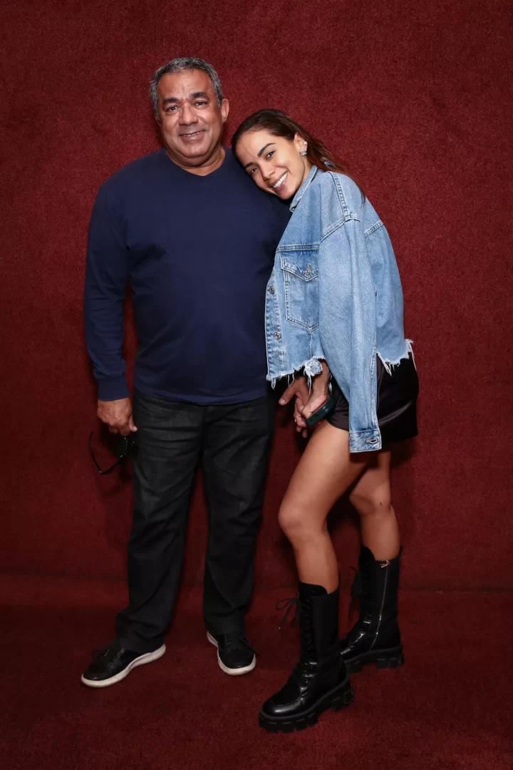 Anitta e o pai, Mauro Machado, prestigiam espetáculo de Rafael Portugal no RJ - Foto: André Horta / Brazil News