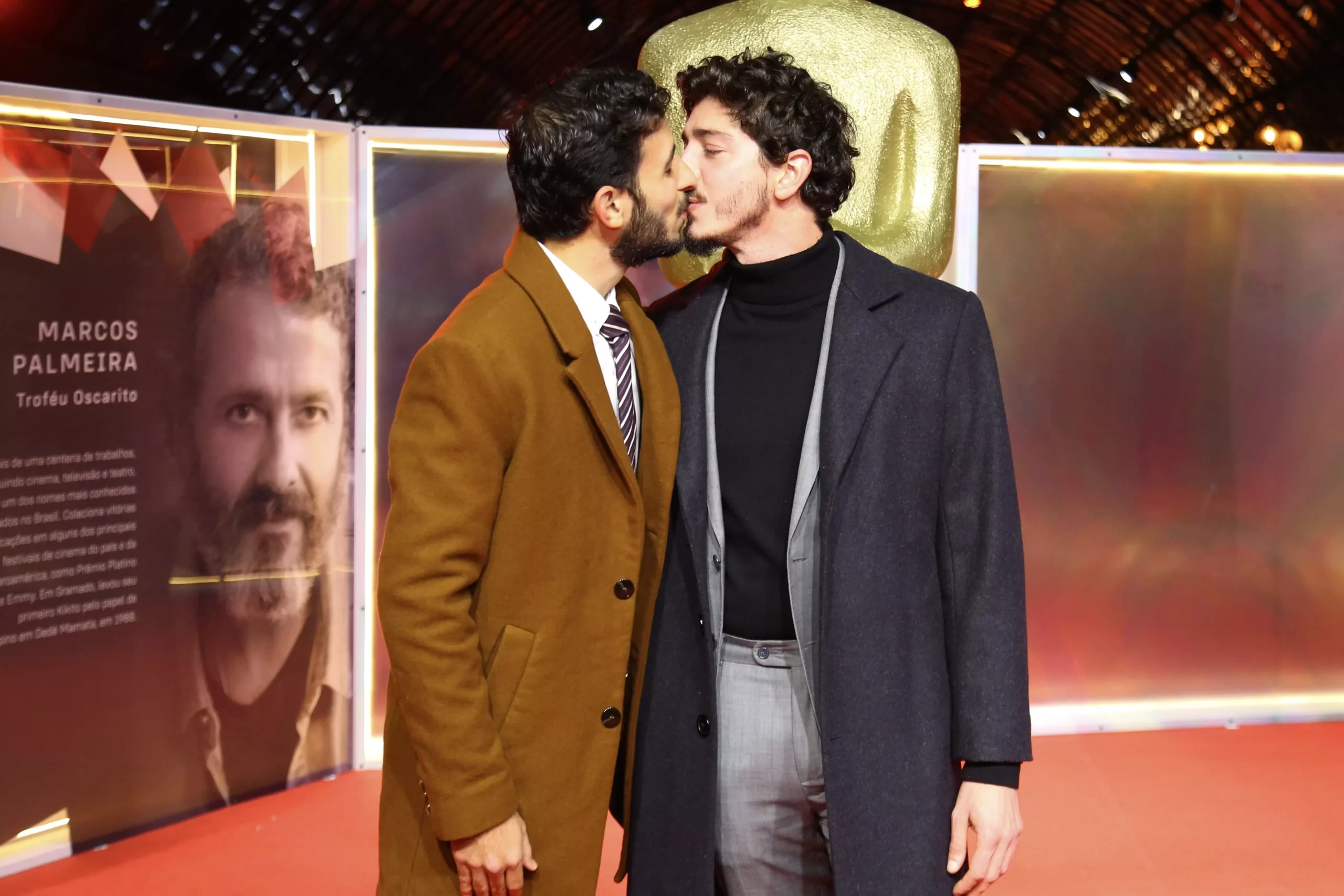 Johnny Massaro beija namorado na noite de premiação do Festival de Cinema de Gramado - Foto: Roberto Filho / Brazil News