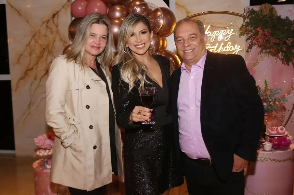 Apresentadora Fernanda Comora Comemora Em Grande Estilo E Requinte Seu Aniversário! 6 Fernanda Comora E O Casal Falconi - Foto: Victor Lacorte / Renato Cipriano - Divulgação