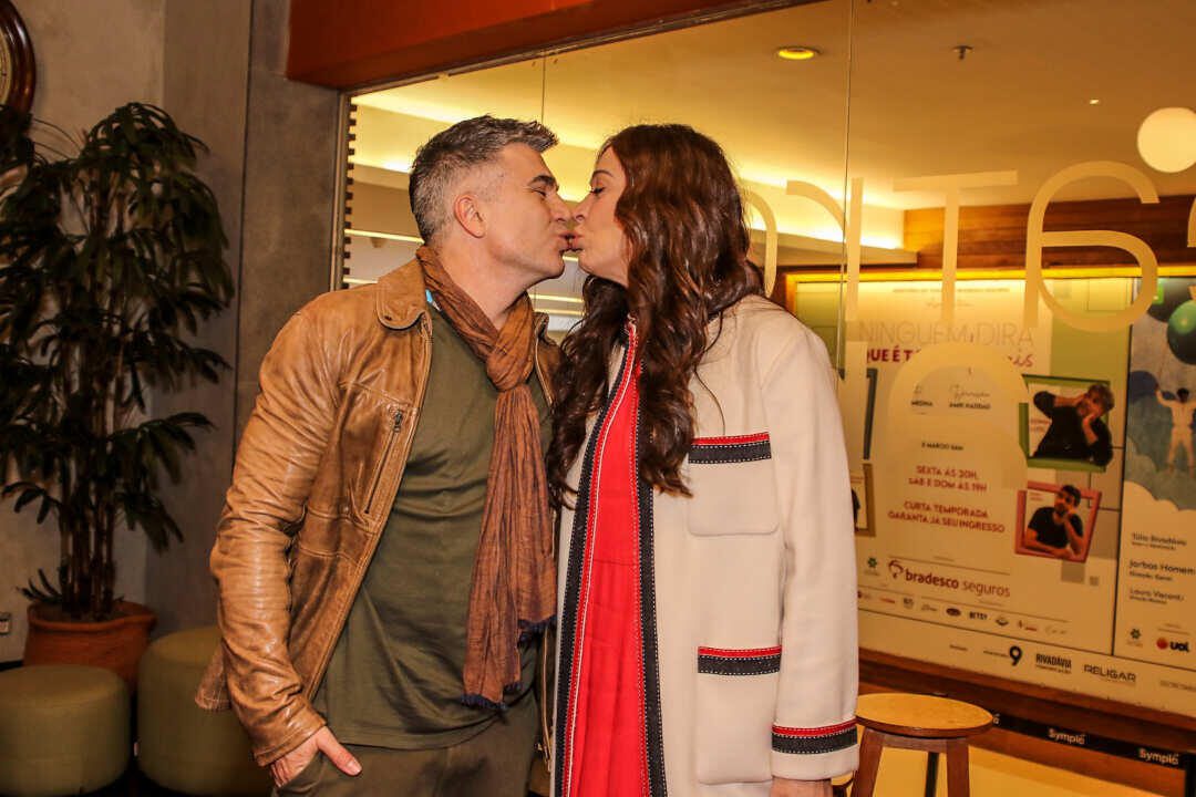 Cláudia Raia troca beijos com Jarbas Homem de Mello em estreia de musical - Fotos: Thiago Duran / Brazil News
