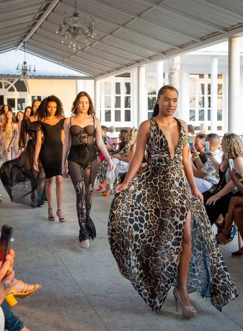 Desfile Destinations Fashion Show Promovido Pelo Estilista Rafael Niquini É Puro Sucesso 5 Whatsapp Image 2022 09 05 At 19.22.50 1 Egobrazil
