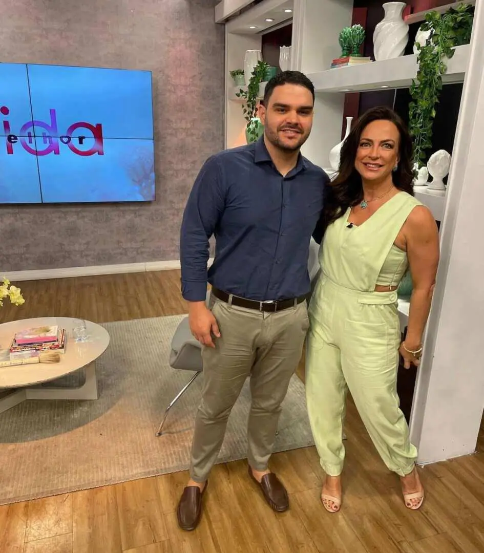Dr. Daniel Bratan Participa Do Programa Vida Melhor E Esclarece Com Claudia Tenório Sobre Doenças Da Tireoide 4 Dr. Daniel Bratan E A Apresentadoa Claudia Tenório - Foto: Divulgação