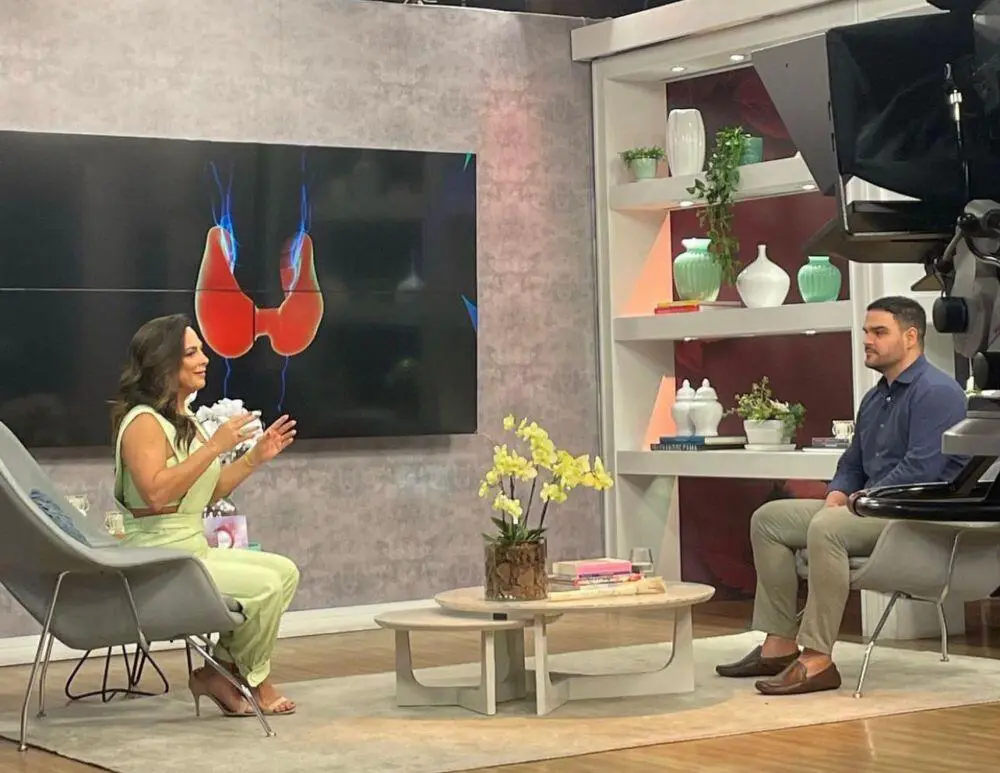 Dr. Daniel Bratan Participa Do Programa Vida Melhor E Esclarece Com Claudia Tenório Sobre Doenças Da Tireoide 2 Dr. Daniel Bratan E A Apresentadoa Claudia Tenório - Foto: Divulgação