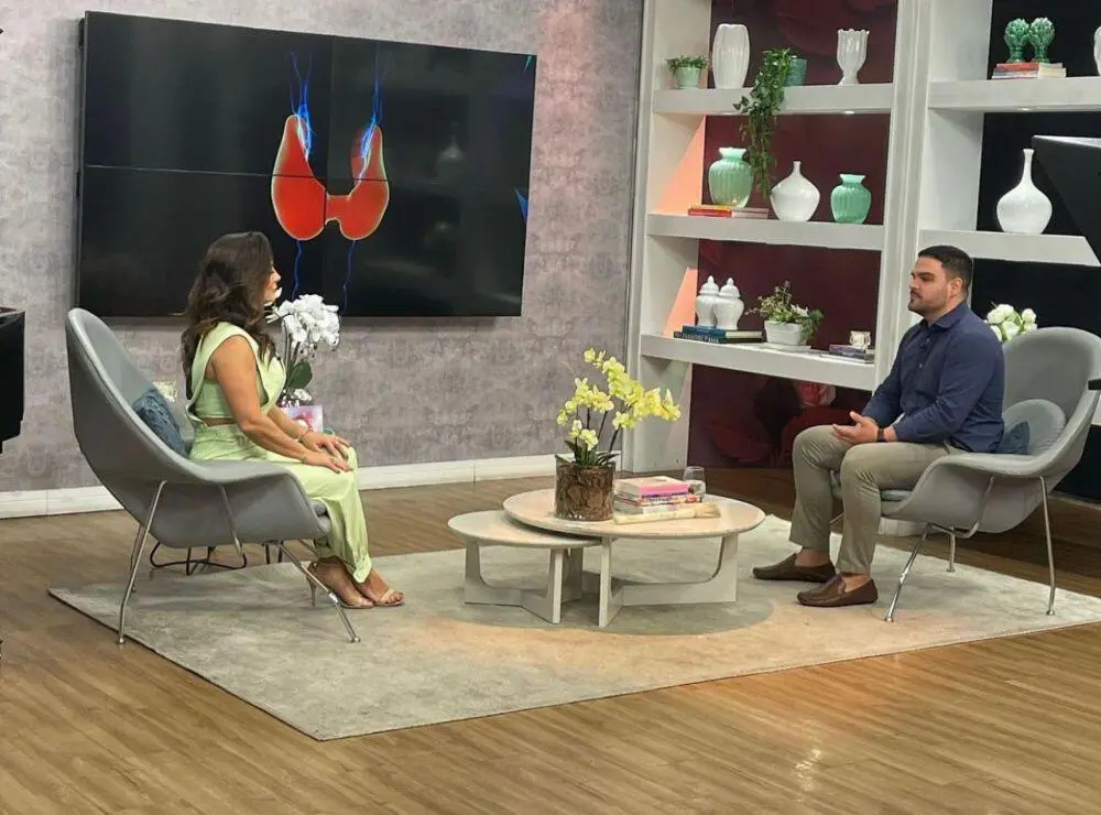 Dr. Daniel Bratan Participa Do Programa Vida Melhor E Esclarece Com Claudia Tenório Sobre Doenças Da Tireoide 3 Dr. Daniel Bratan E A Apresentadoa Claudia Tenório - Foto: Divulgação