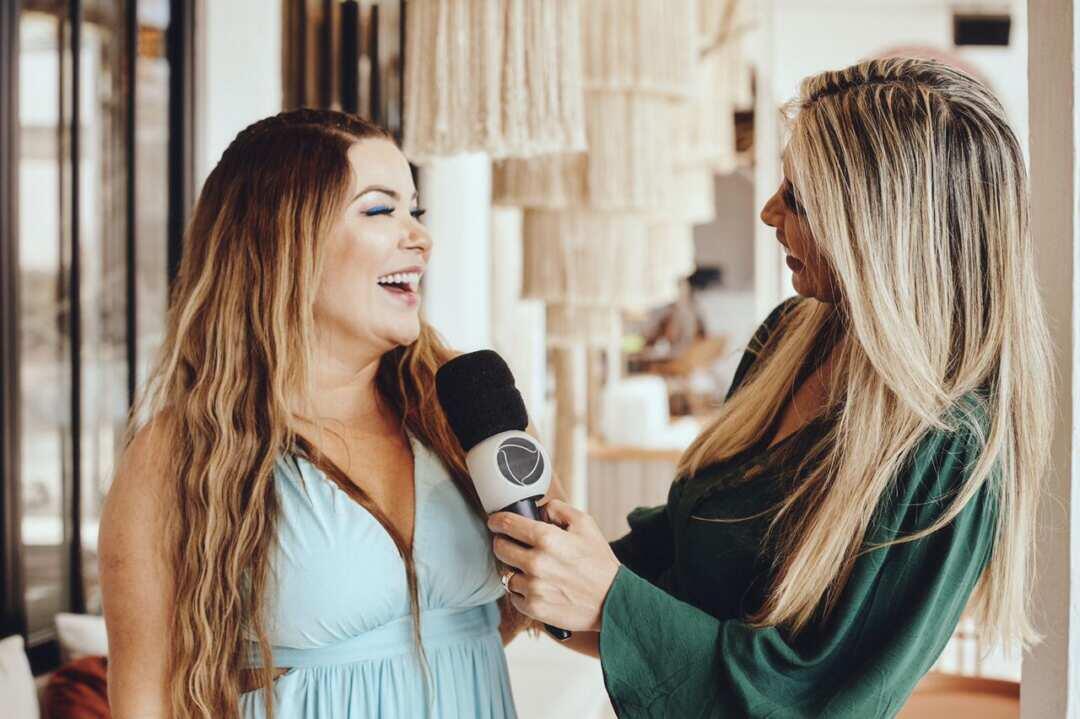 Empresários Brasileiros Antônio E Fabrícia Ais Fazem História No Mundo Todo 7 Apresentadora Fernanda Comora Da Record Tv Entrevistando Fabrícia Ais - Foto: @Camilaferreira_ E @Petuel_Aisl