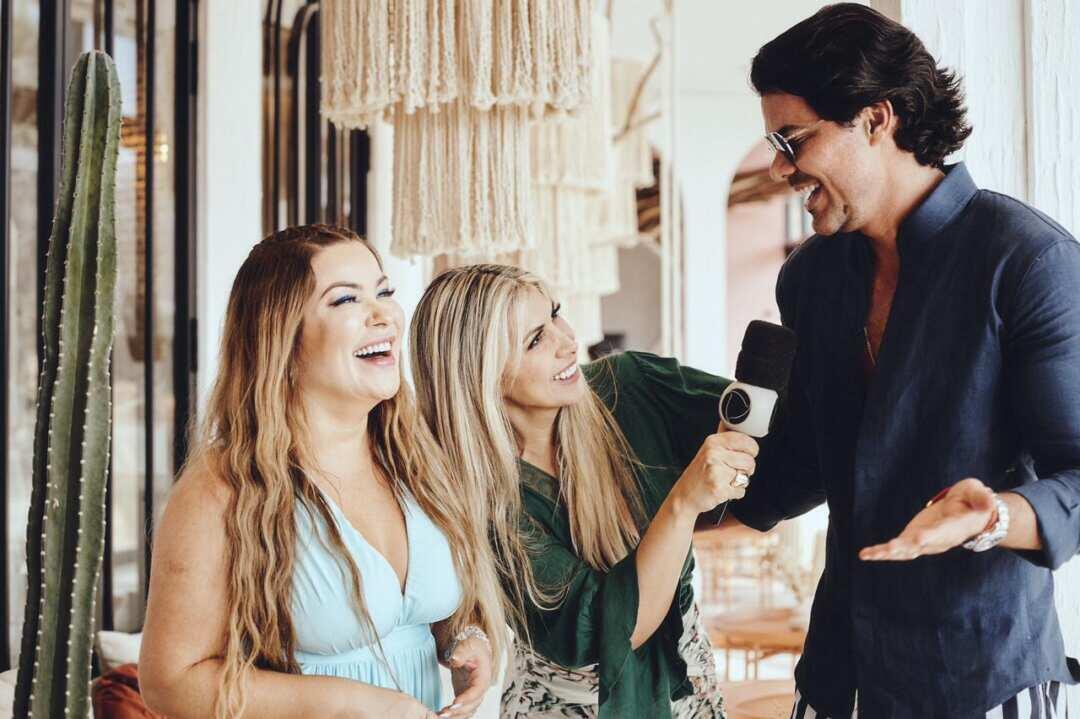 Empresários Brasileiros Antônio E Fabrícia Ais Fazem História No Mundo Todo 6 Apresentadora Fernanda Comora Da Record Tv Entrevistando Antônio E Fabrícia Ais - Foto: @Camilaferreira_ E @Petuel_Aisl