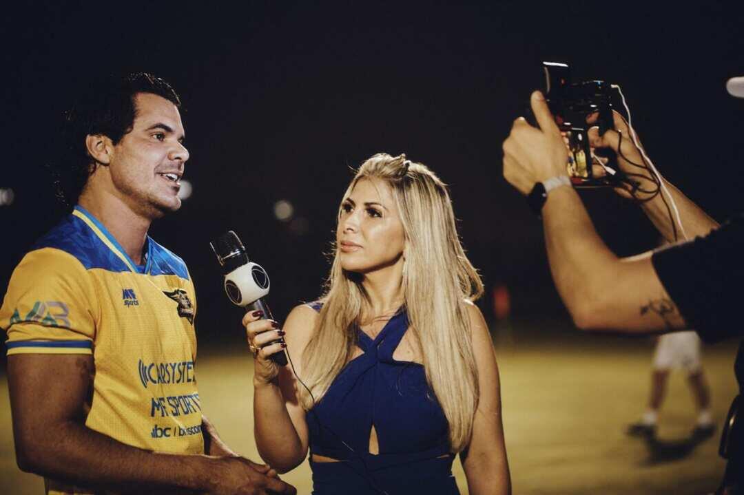 Empresários Brasileiros Antônio E Fabrícia Ais Fazem História No Mundo Todo 5 Apresentadora Fernanda Comora Da Record Tv Entrevistando Antônio Ais - Foto: @Camilaferreira_ E @Petuel_Aisl / Divulgação