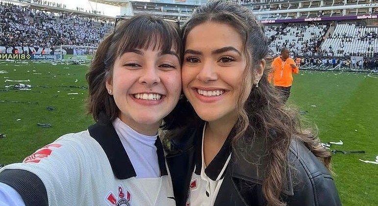 Maísa Silva e Klara Castanho comemoram título do Corinthians no gramado - Foto: Reprodução / Instagram