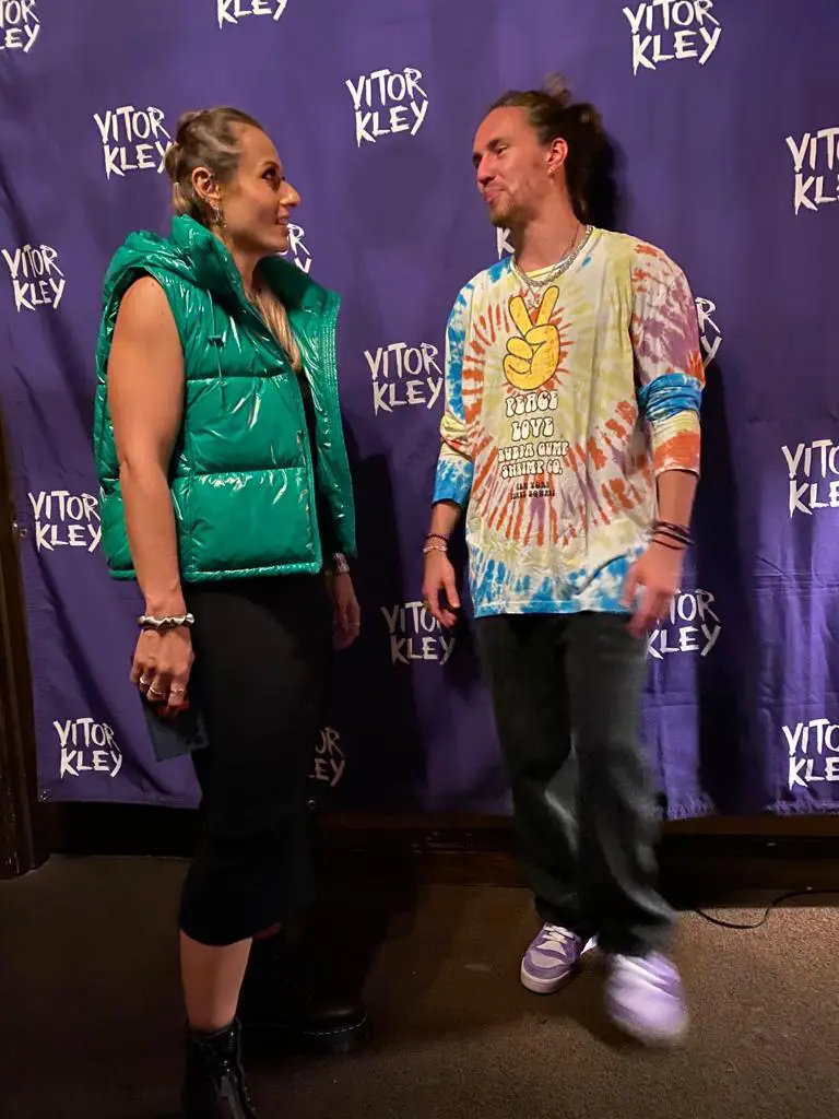 Cantor Vitor Kley Realiza Show Em Casa De Espetáculos De Manhattan Em Ny 2 Antes Do Show, Vitor Kley No Camarim Com A Dj Tabbi - Foto: Rose Lima / @Renatocipriano - Divulgação