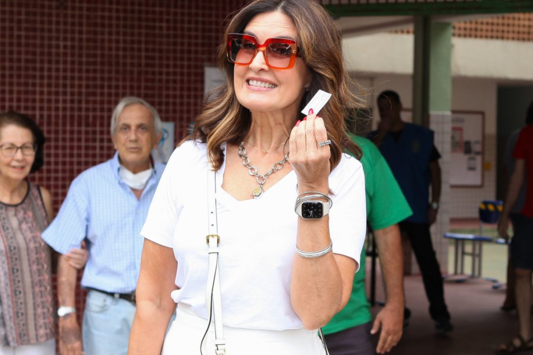 Famosos elegem look branco para votar no segundo turno - Fotos: Brazil News