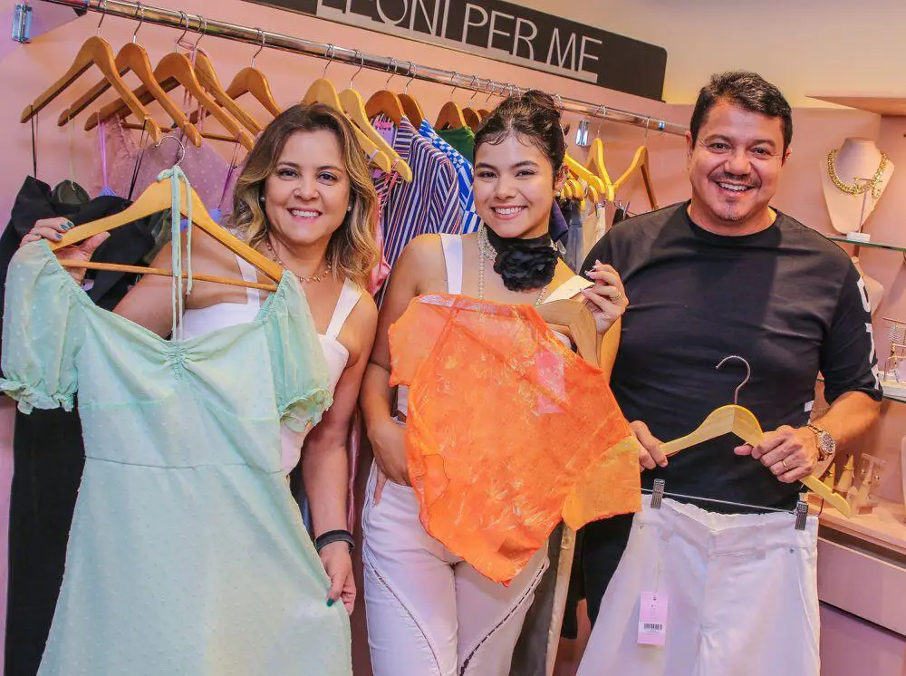 Influenciadora Giullia Marchetti Inaugura Loja 'Leoni Per Me' Na Badalada Oscar Freire Em Sp 3 Giullia Marchetti Com Os Pais, Rosangela Alves E O Empresario Cesar Marchetti - Crédito Da Foto: Thiago Duran / Divulgação