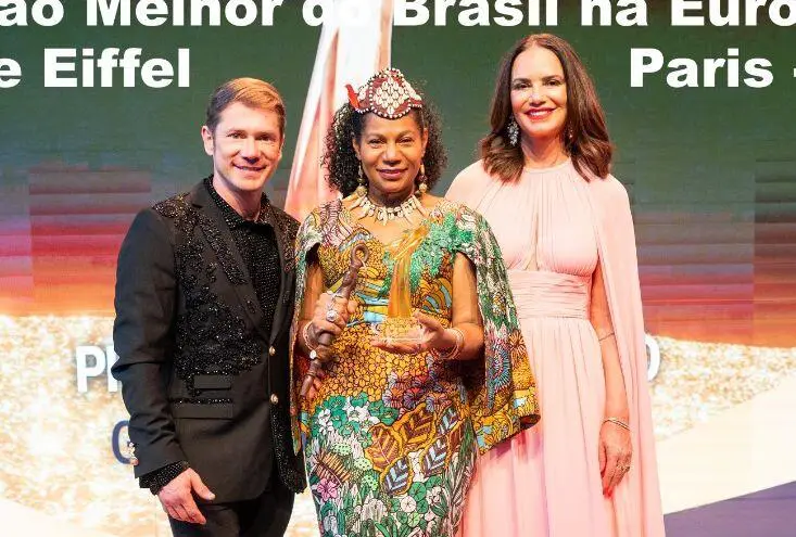 Luiza Brunet E Rafael Dos Santos Apresentam Evento Na Torre Eiffel