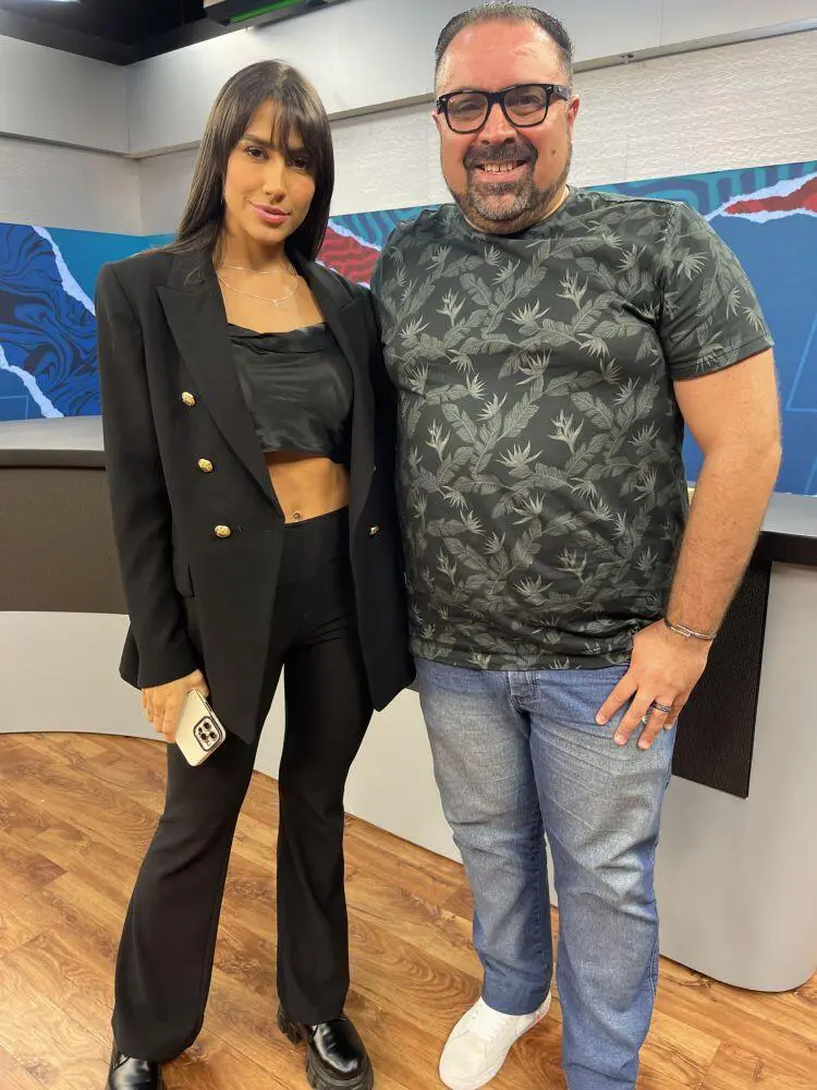 Fabiana Oliveira Recebe Em 'A Fazenda News' O Jornalista Renato Cipriano E Any Borges Campeã De 'A Ilha' 4 Modelo E Dj Any Borges Com O Jornalista Renato Cipriano - Foto: Divulgação