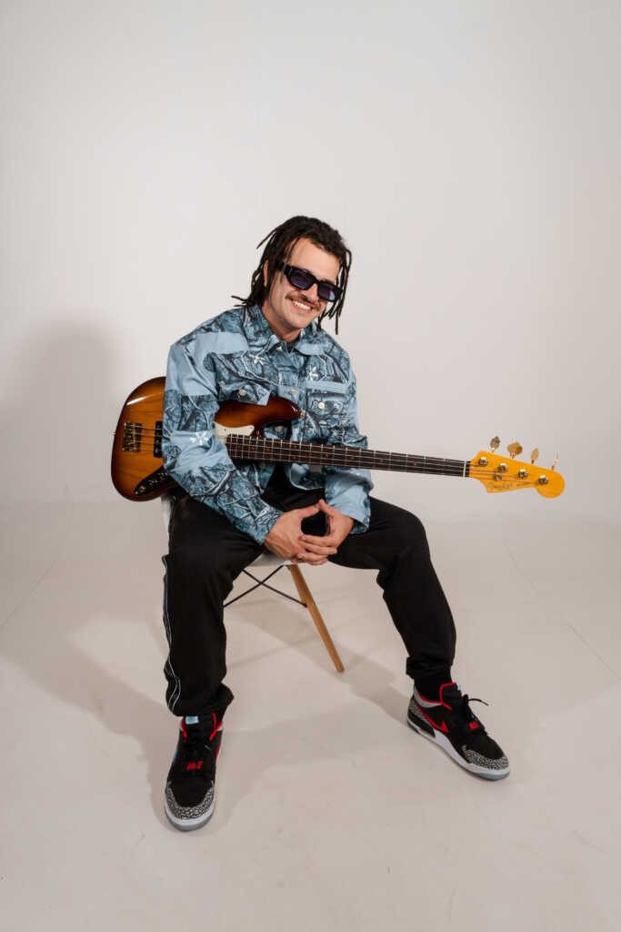Junior Bazz: conheça o baixista que está ganhando espaço nos palcos do país