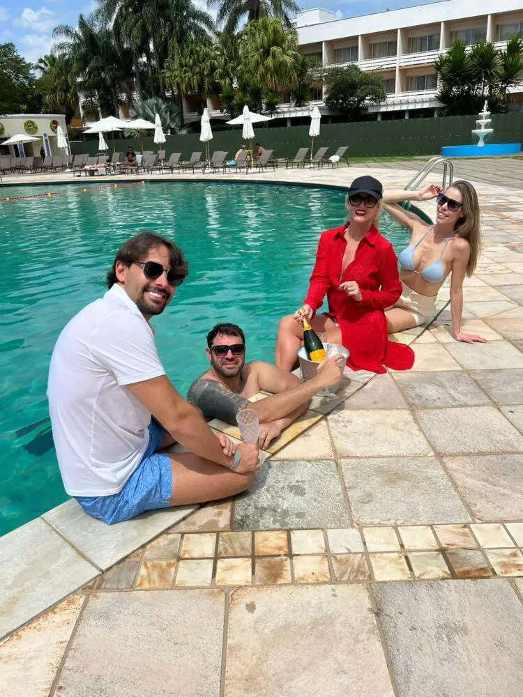 Val Marchiori E Dr. Derek Camargo, O Médico Queridinho Dos Famosos, Curtem Férias Com A Família 3 Thiago Castilho, Dr. Derek Camargo, Val Marchiori E Veridiana Ulson - Foto: Divulgação