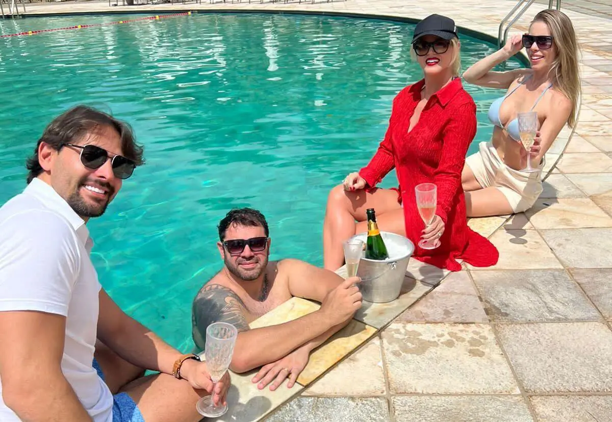 Val Marchiori E Dr. Derek Camargo, O Médico Queridinho Dos Famosos, Curtem Férias Com A Família 2 Thiago Castilho, Dr. Derek Camargo, Val Marchiori E Veridiana Ulson - Foto: Divulgação