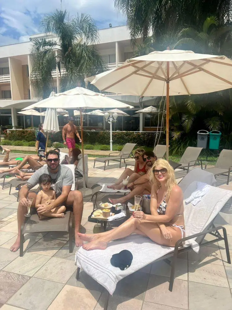 Val Marchiori E Dr. Derek Camargo, O Médico Queridinho Dos Famosos, Curtem Férias Com A Família 4 Thiago Castilho, Dr. Derek Camargo, Val Marchiori E Veridiana Ulson - Foto: Divulgação