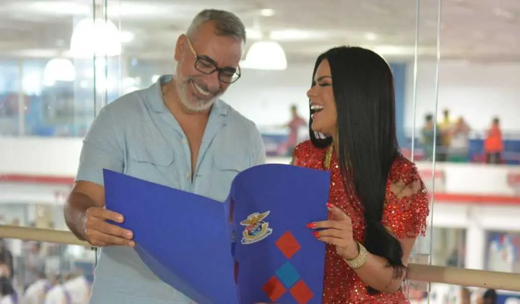Rainha De Bateria Da União Da Ilha, Juliana Souza Recebe Desenho Da Fantasia 2 Foto/ Divulgação: Adriano Reis/ Palmer Assessoria De Divulgação