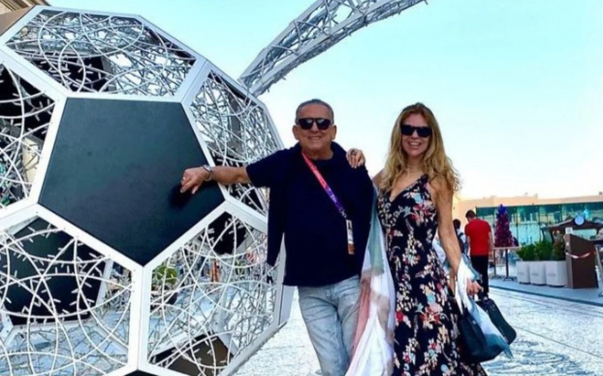 Galvão Bueno se diverte pelas ruas do Catar com a mulher: 'Passeio com meu amor'