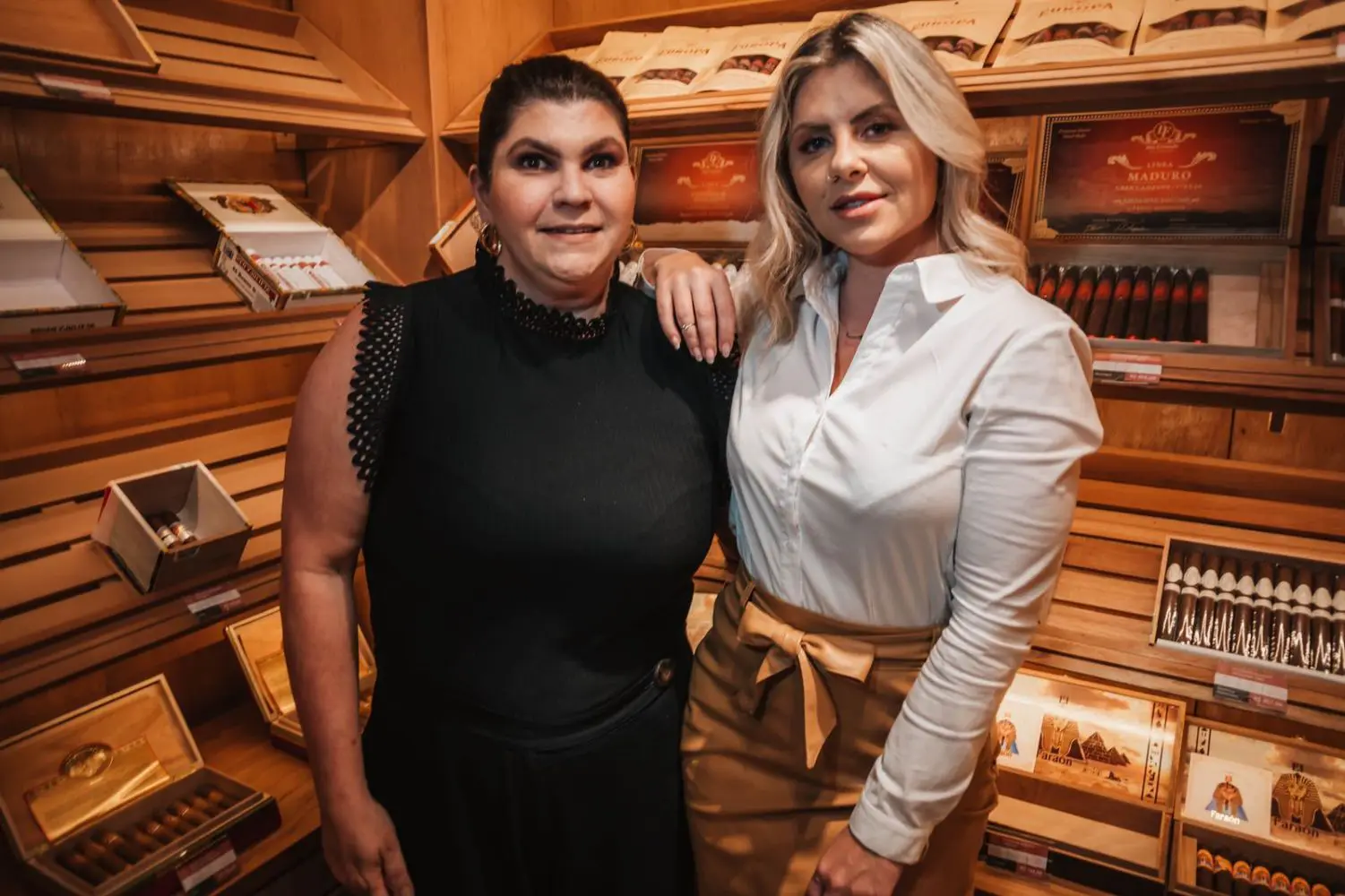 Vanessa Ramos, Jeniffer Dhein E Jhonny Vilaronga Recebem Os Empresários Da Alsk Consultoria Para Uma Noite De Charutos E Negócios 3 Vanessa Ramos E Jeniffer Dhein - Crédito Da Foto: Divulgação